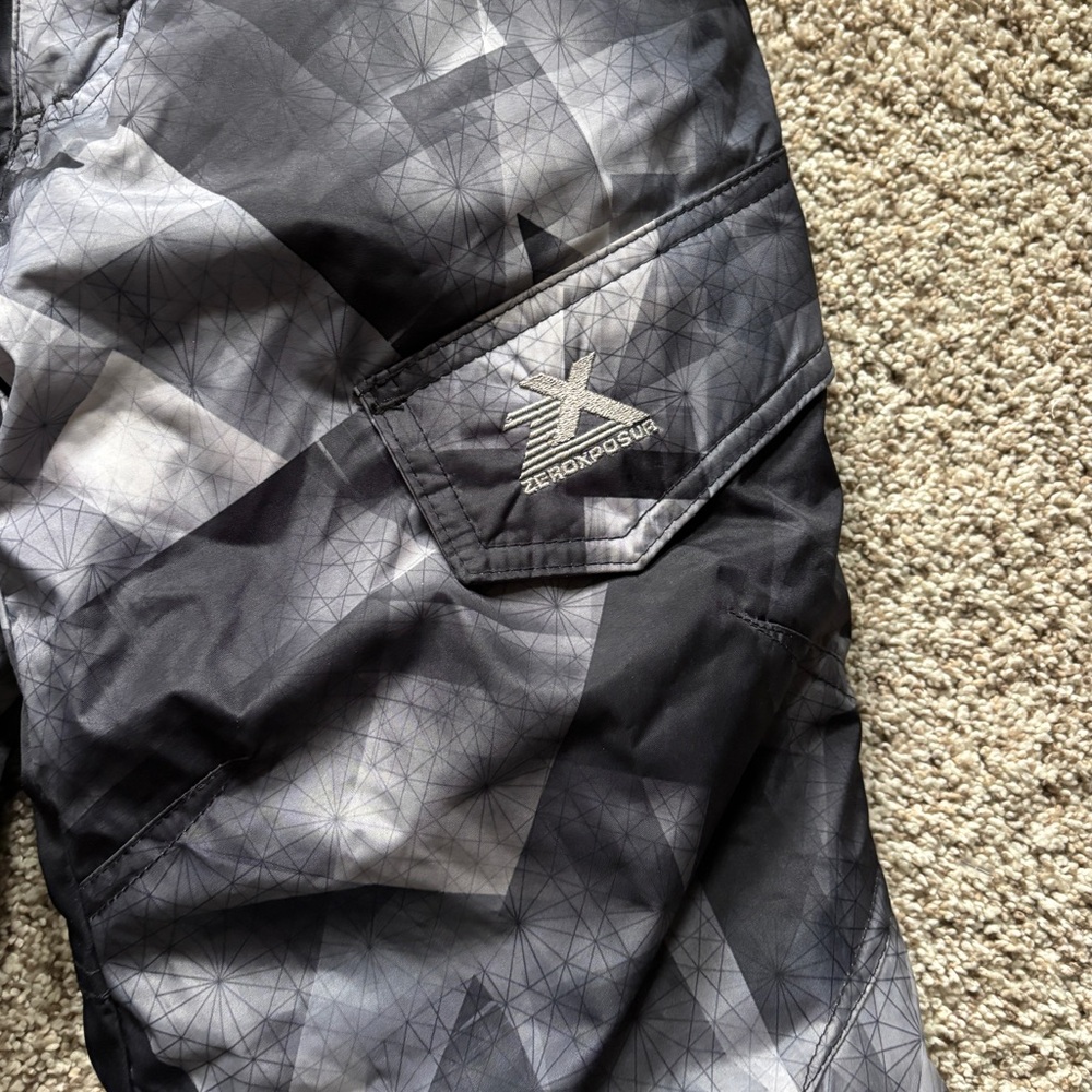 ZeroXposur Ski/Snowboard Pants Black Gray Camo Cargo Insulated Youth 5-6 - Picture 2 of 8